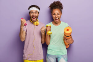femme-homme-metis-emotionnels-crient-fort-tiennent-karemat-poids-s-entrainent-entraineur-crient-desespoir-sont-fatigues-entrainement-isoles-mur-violet-gens-sport-style-vie