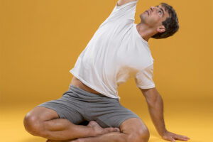 man-practicing-yoga-pose copie