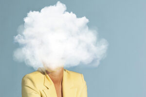 medium-shot-model-posing-with-cloud-shaped-head copie